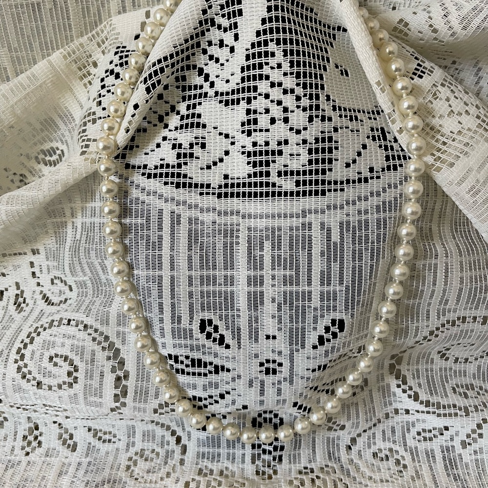 Elegant Faux Pearl Necklace